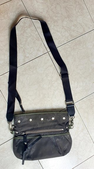 Bolso bandolera con estrellas metálicas