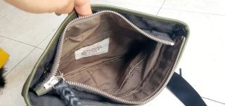 Bolso bandolera con estrellas metálicas