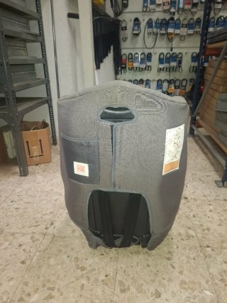 Silla de coche infantil gris y roja