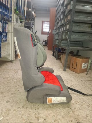 Silla de coche infantil gris y roja