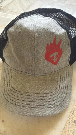 Gorra Trucker Gris y Negra con Logo Rojo