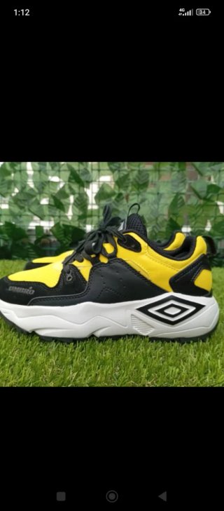 Dos Zapatillas deportivas Umbro negras y amarillas