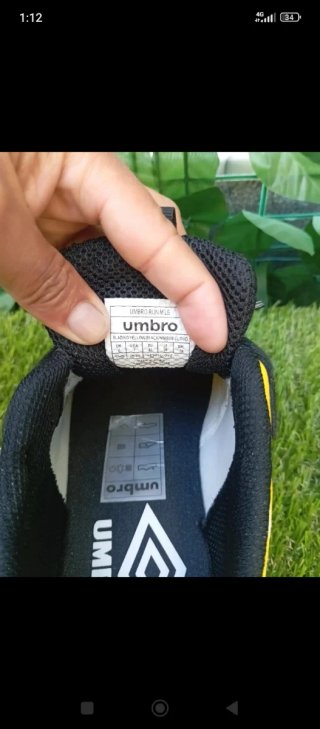 Dos Zapatillas deportivas Umbro negras y amarillas