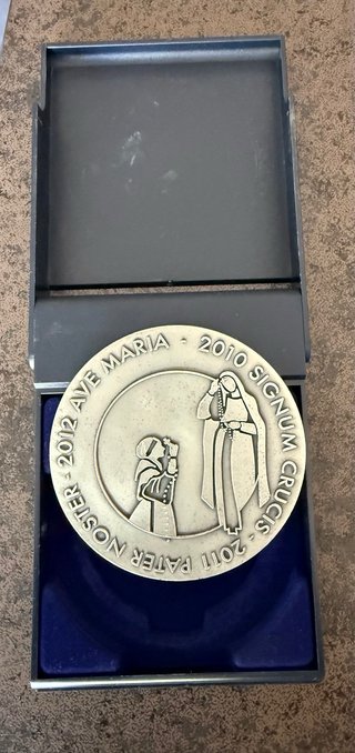 Lote Medallas religiosas y escudo