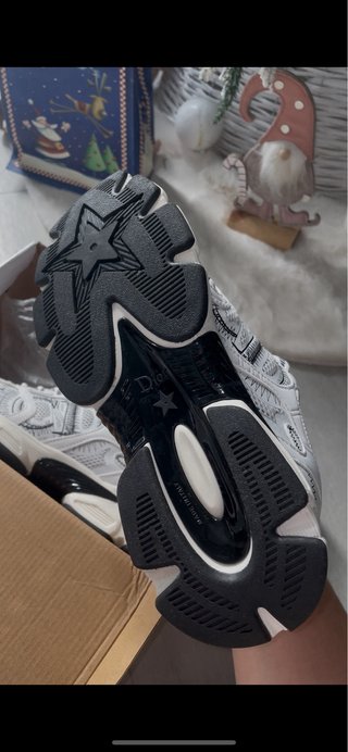 Zapatillas deportivas blancas y negras