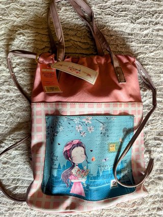 Bolso rosa con flecos y etiqueta