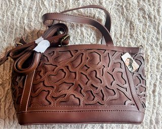 Bolso rosa con flecos y etiqueta
