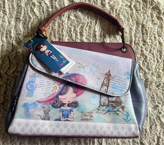Bolso rosa con flecos y etiqueta
