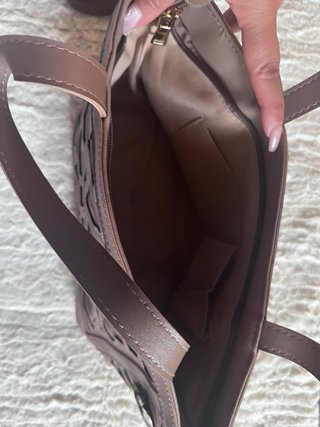Bolso rosa con flecos y etiqueta