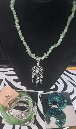 Collar  pulsera y pendientes de bisutería verde y