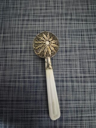 Sonajero antiguo de plata y nácar