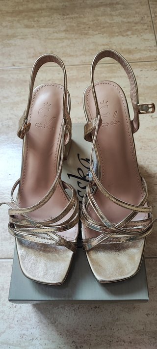 Sandalias tiras de tacón Dorados