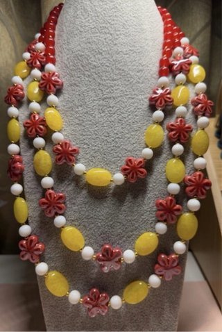 Collana fiori rossi in ceramica e pietre naturali