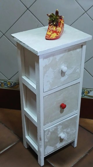 Mesita de noche blanca con 3 cajones