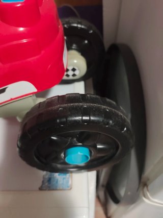 Triciclo infantil con empujador y música