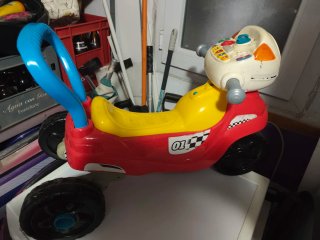 Triciclo infantil con empujador y música
