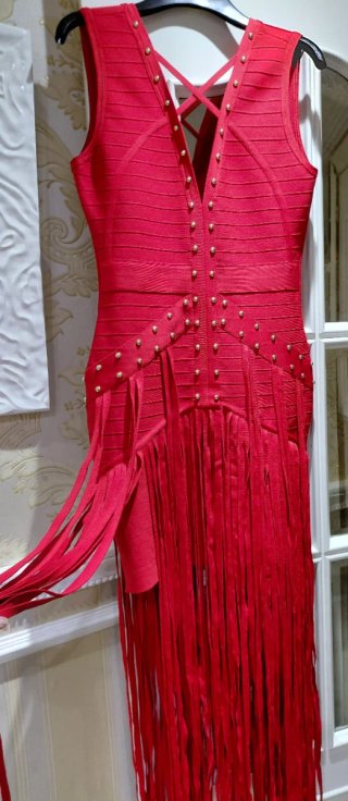 Vestido rojo con flecos y tachuelas