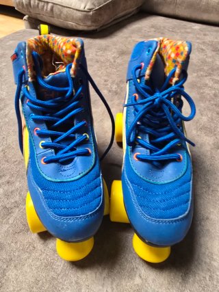 Patines Retro Azules con Ruedas Amarillas
