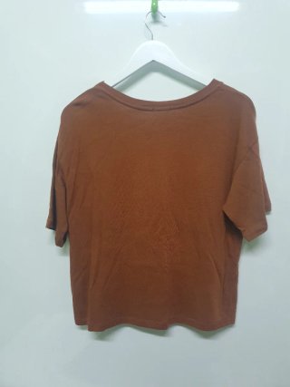 Camiseta marrón con bordado C'mon!