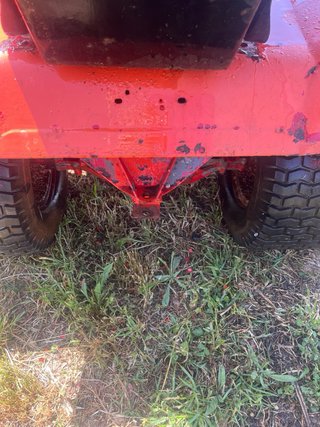 Tractor con remolque naranja