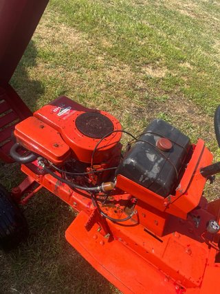 Tractor con remolque naranja