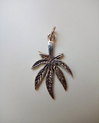 COLGANTE PLATA DE LEY - HOJA DE MARIHUANA - NUEVO