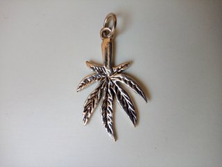 COLGANTE PLATA DE LEY - HOJA DE MARIHUANA - NUEVO