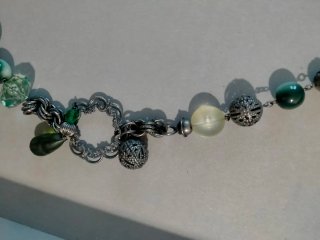 Collar cadena metal verde y plata, con etiqueta