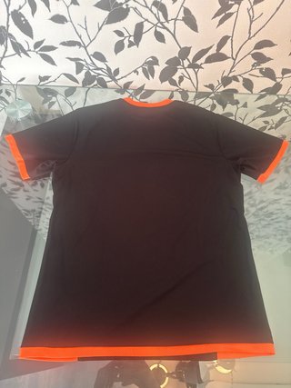 Camiseta Puma Negra y Naranja