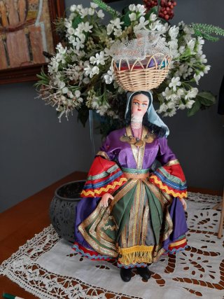 Muñeca griega antigua con cesta