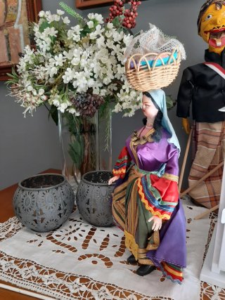 Muñeca griega antigua con cesta