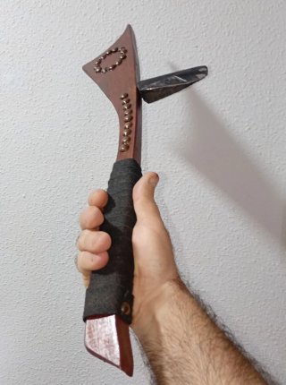 Hacha decorativa de madera