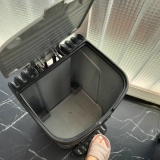 Cubo de basura gris con pedal