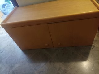 Escritorio madera con estantería y mueble alto