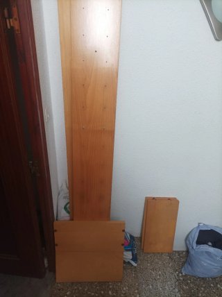 Escritorio madera con estantería y mueble alto