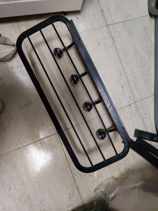 Perchero de pared negro con bolas