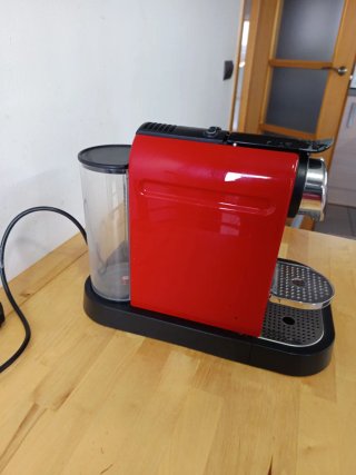 Cafetera Nespresso Roja con Espumador