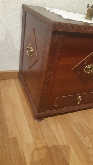 Baúl Grande de madera con detalles dorados.