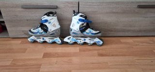 Patines en línea blancos y azules