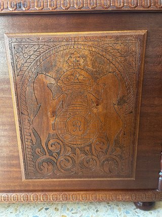 Baúl de madera con detalles dorados
