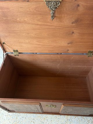Baúl de madera con detalles dorados