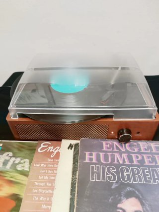 Tocadiscos y 20 Vinilos