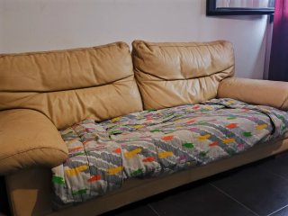 Sofá de piel beige