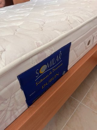 Cama individual + colchón + mesita