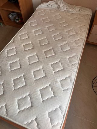Cama individual + colchón + mesita
