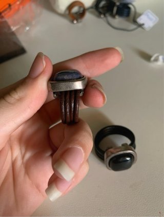 Anillos de plata con piedra negra y azul.