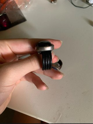 Anillos de plata con piedra negra y azul.