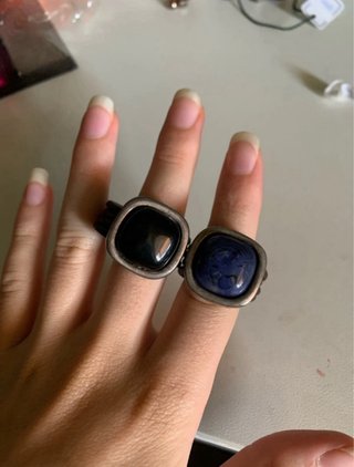 Anillos de plata con piedra negra y azul.