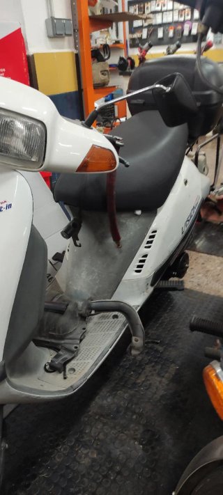 Honda Vision 75cc Scooter Blanca