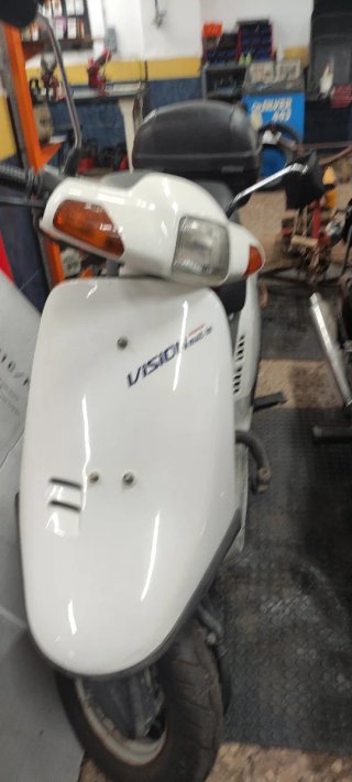 Honda Vision 75cc Scooter Blanca